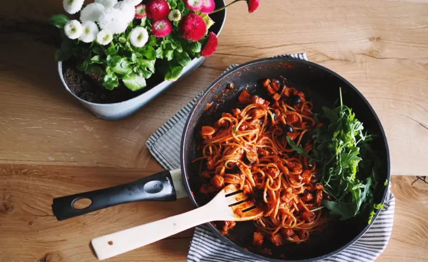 Resztki makaronu i kurczaka? Zrób genialną zapiekankę zero waste