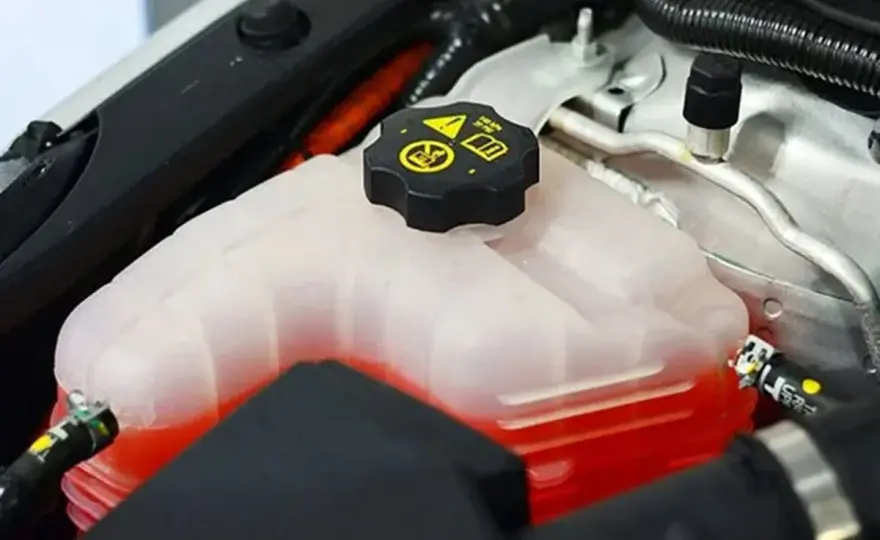 ¿Se puede echar agua normal al coche? Lo que sí y lo que no