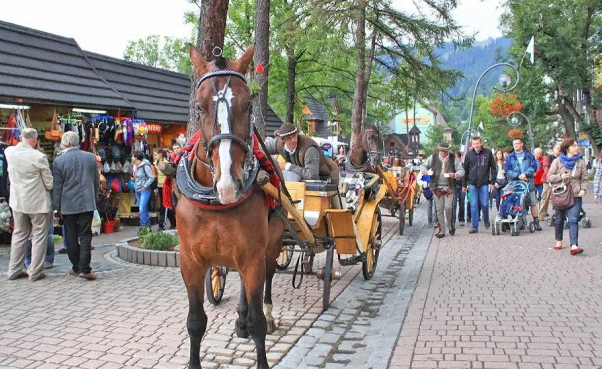 Krupówki Zakopane - co warto zobaczyć i jak uniknąć tłumów?