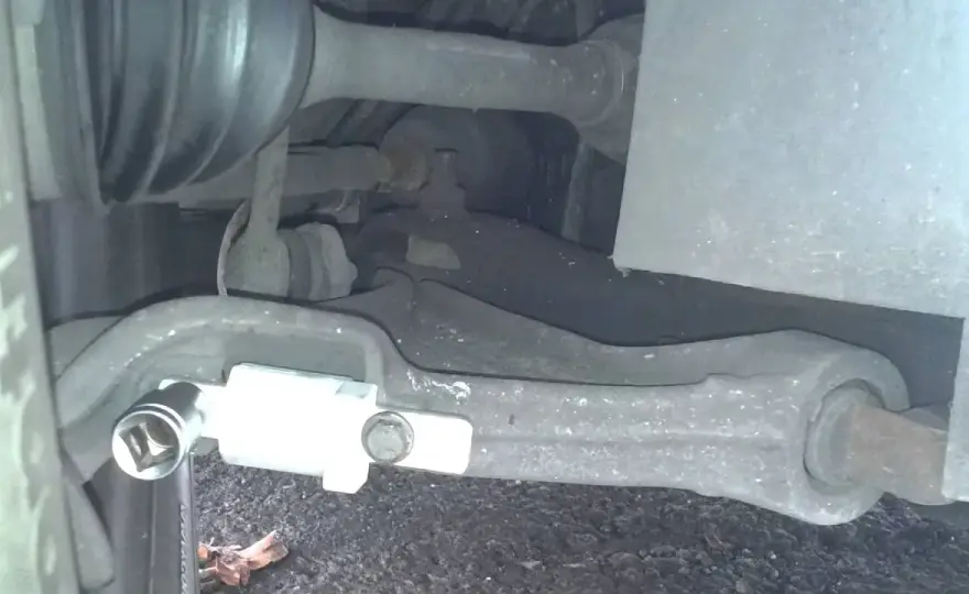 Ogranicznik skrętu Volvo S60: funkcja i wymiana - poradnik