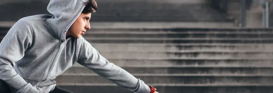 Bluza: bawełna czy poliester? Która lepsza na sport, a która na co dzień?