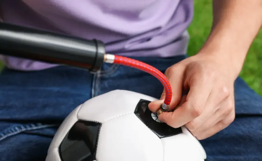 Jakie ciśnienie w piłce nożnej - Poradnik FIFA i pompowania