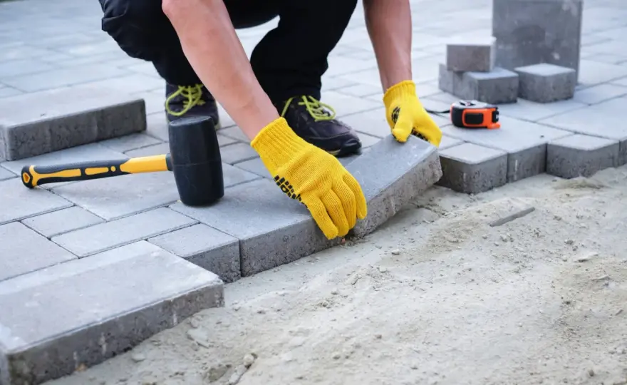 Kostka brukowa 6 cm vs 8 cm na podjazd: Którą wybrać?