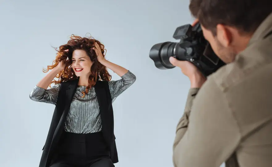 Jak znaleźć modelkę do zdjęć? Przewodnik dla każdego fotografa