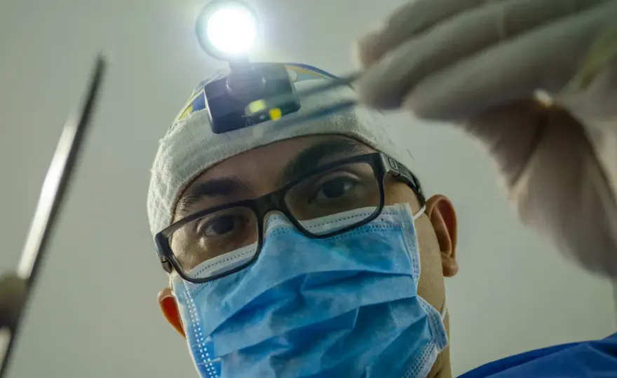 Czy można iść chorym do dentysty? Uniknij niebezpieczeństw i konsekwencji