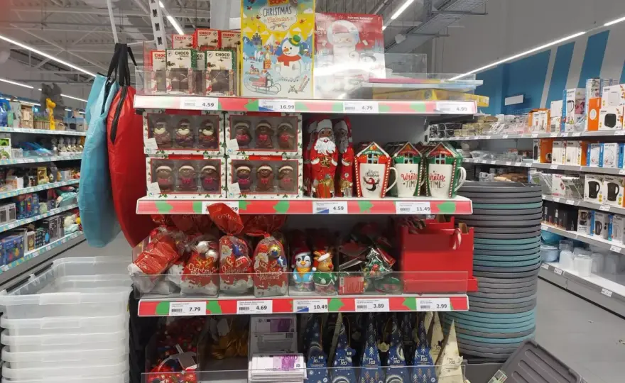 Kiedy ozdoby świąteczne w sklepach? Sprawdź, kiedy zacząć zakupy!