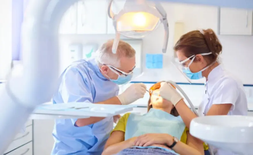 Dentysta to lekarz? Wyjaśniamy status i uprawnienia w Polsce