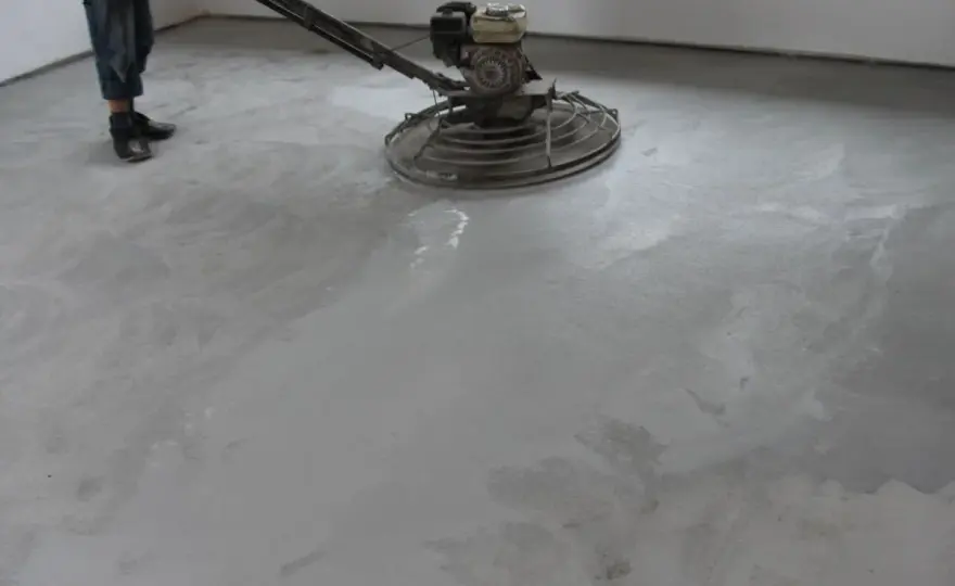Polerowany beton - czy to podłoga idealna? Koszt, wady, zalety