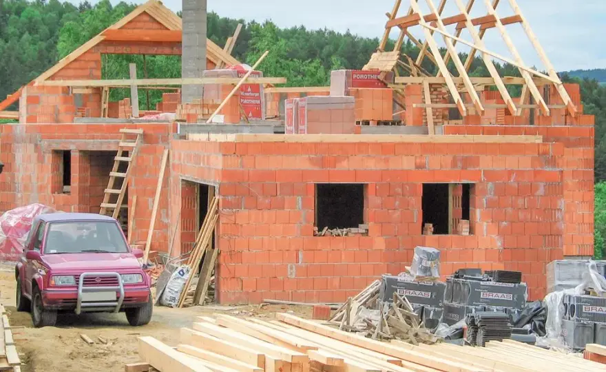 Ile kosztuje pozwolenie na budowę komina? Sprawdź ukryte opłaty