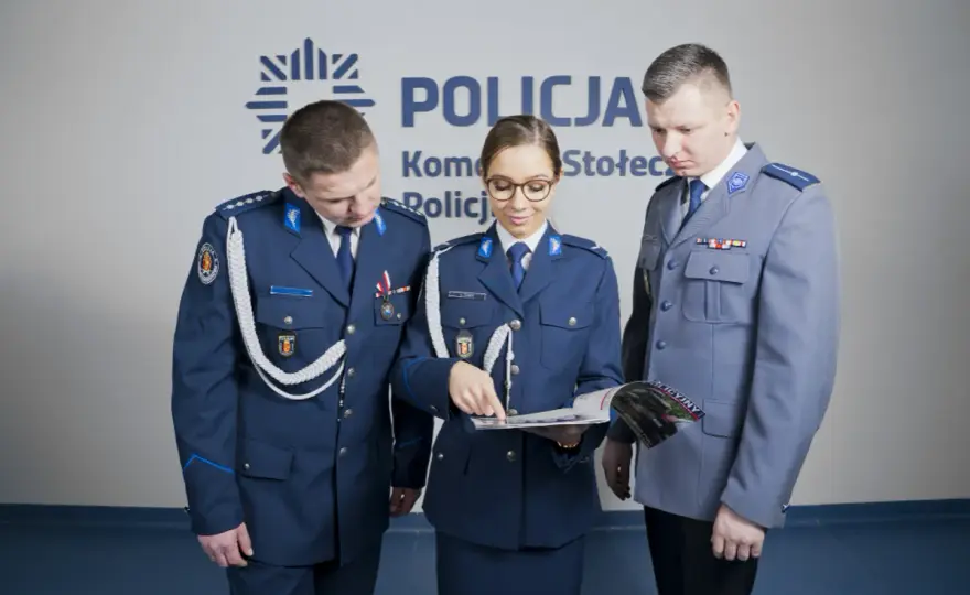 Prawidłowe noszenie furażerki w policji - zasady i regulamin służbowy