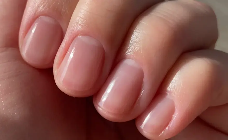 Manicure hybrydowy czy żelowy - Co wybrać i jak uniknąć błędów?