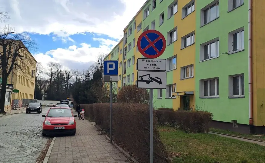 Gdzie nie wolno się zatrzymywać? Zasady, znak B-36 i wyjątki