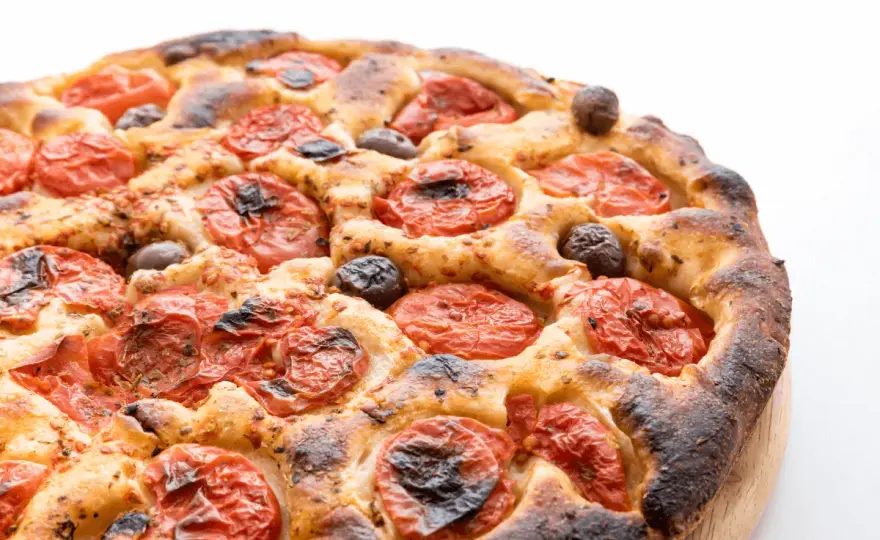 Focaccia barese fatta in casa, morbida e dorata
