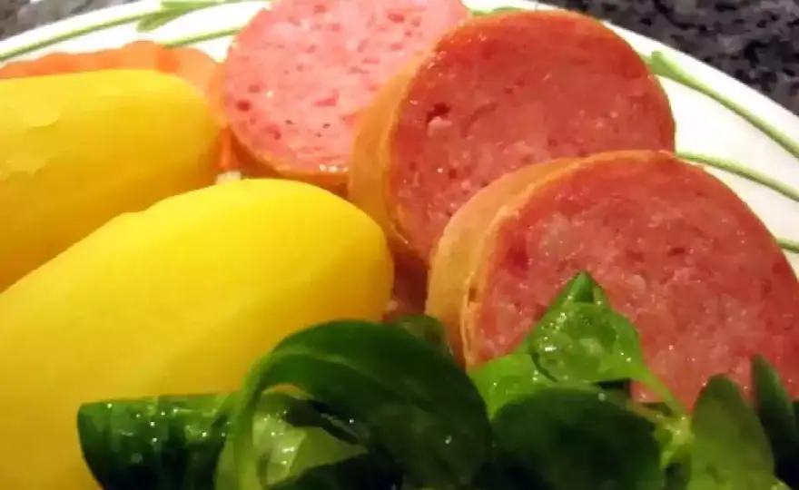 Saucisson à cuire et pommes de terre - la méthode simple