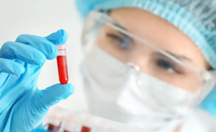 Laboratorium mikrobiologiczne: Czym się zajmuje i jak chroni Cię?