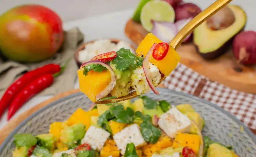 Salat mit Mango - So gelingt die perfekte Balance in nur 10 Minuten