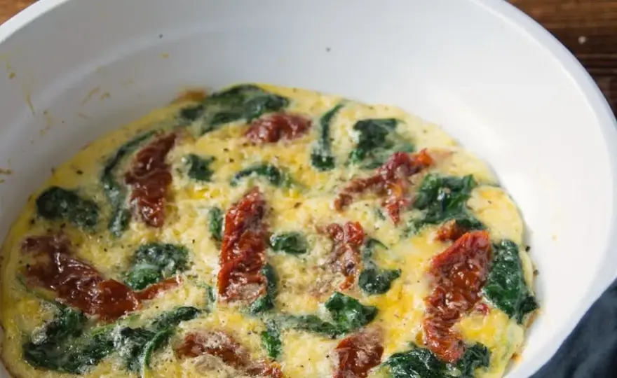 Najlepszy przepis na omlet ze szpinakiem i suszonymi pomidorami - krok po kroku