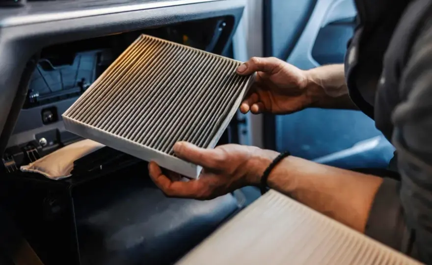 Wymiana filtrów w aucie - Które sam, a które u mechanika?