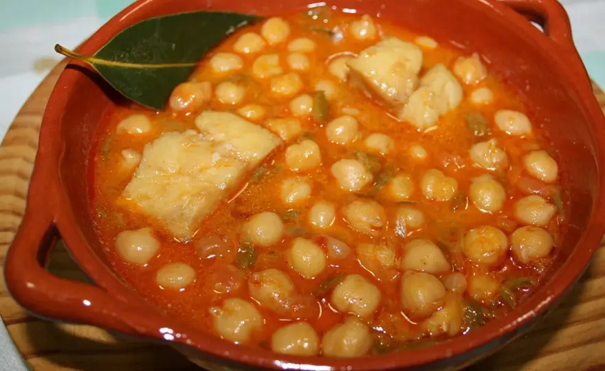 Potaje de garbanzos con bacalao, receta clásica y consejos