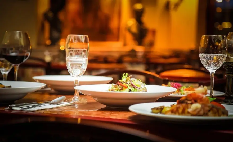 Gdzie zjeść w Gnieźnie? Odkryj najlepsze restauracje i smaki