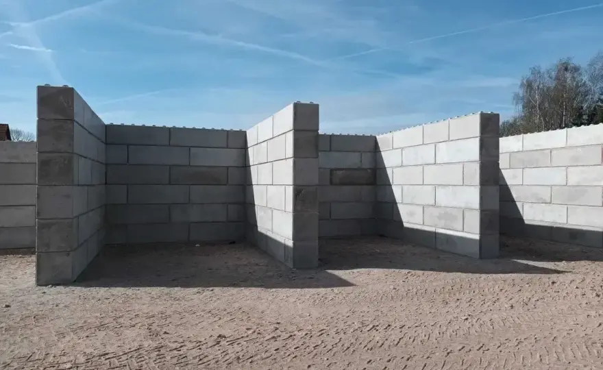 Mur oporowy z pustaków szalunkowych - jak wykonać go bez błędów