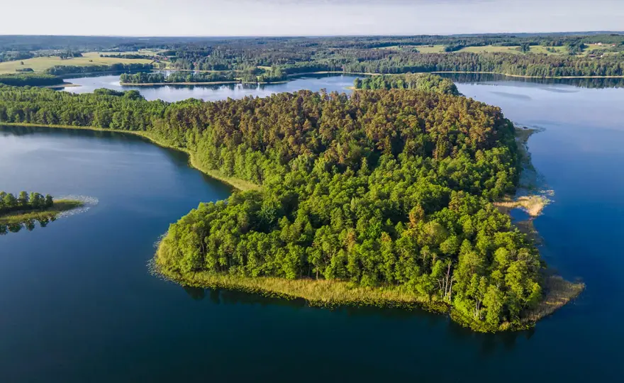 Jezioro Pluszne: Perła Warmii? Odkryj spokój i aktywne atrakcje!
