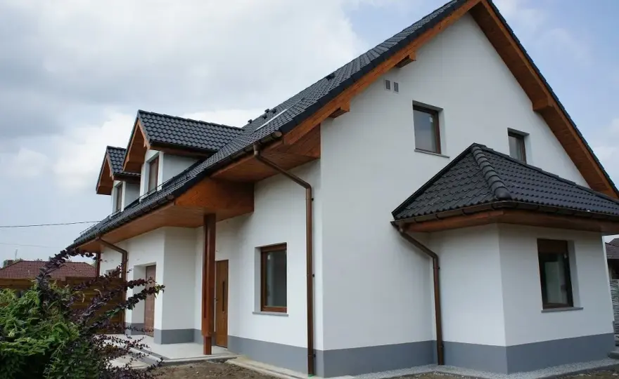 Jakie kolory elewacji najlepiej pasują do okien złoty dąb?