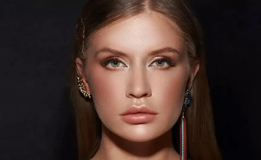 Dölj dubbelhakan med smink - Enkel guide för naturlig look