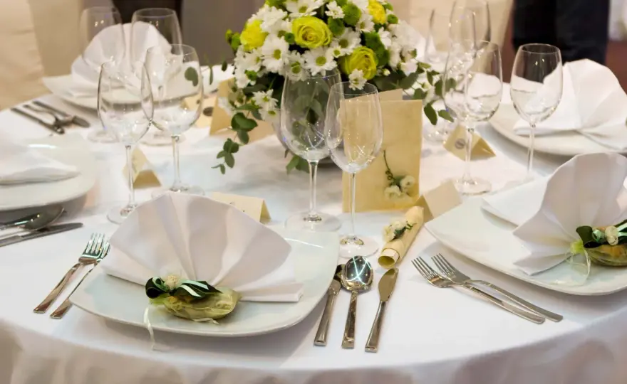 Catering weselny Łódź - Ile kosztuje i jak wybrać najlepszą ofertę?