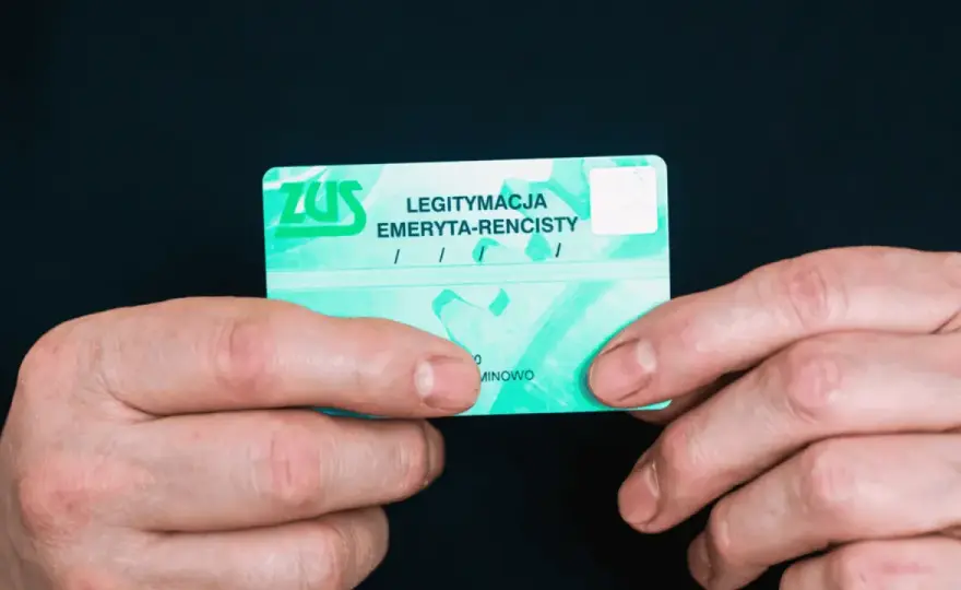 Zniżki PKP dla seniorów: Legitymacja ZUS to nie wszystko! Jakie dokumenty?
