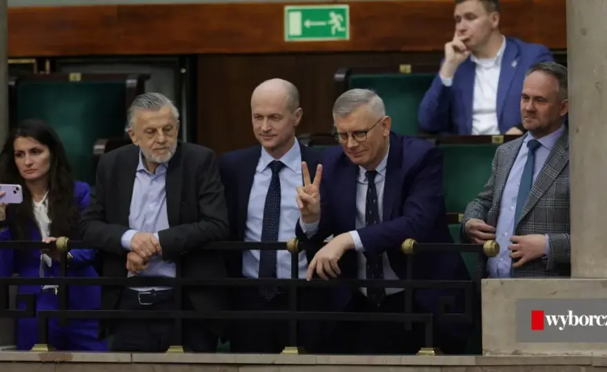 Myślę, że najlepszym tytułem meta, który spełnia wszystkie kryteria, będzie: Lex Tusk: Kontrowersje, cele i polityczny pat wokół ustawy