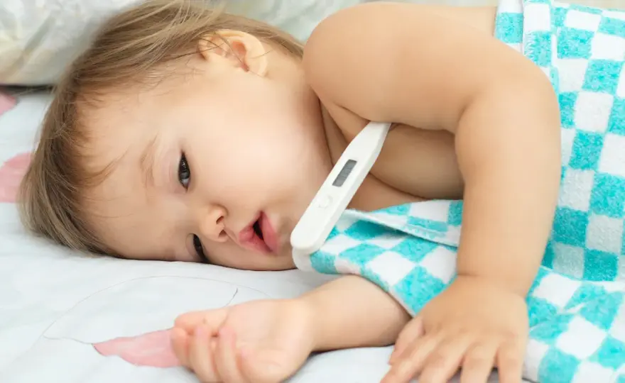 Febbre nel bambino che non scende? Quando preoccuparsi
