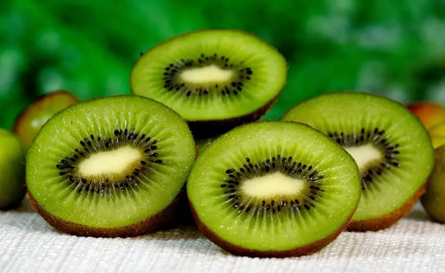 Skutki uboczne jedzenia kiwi - Alergia czy zwykłe podrażnienie?