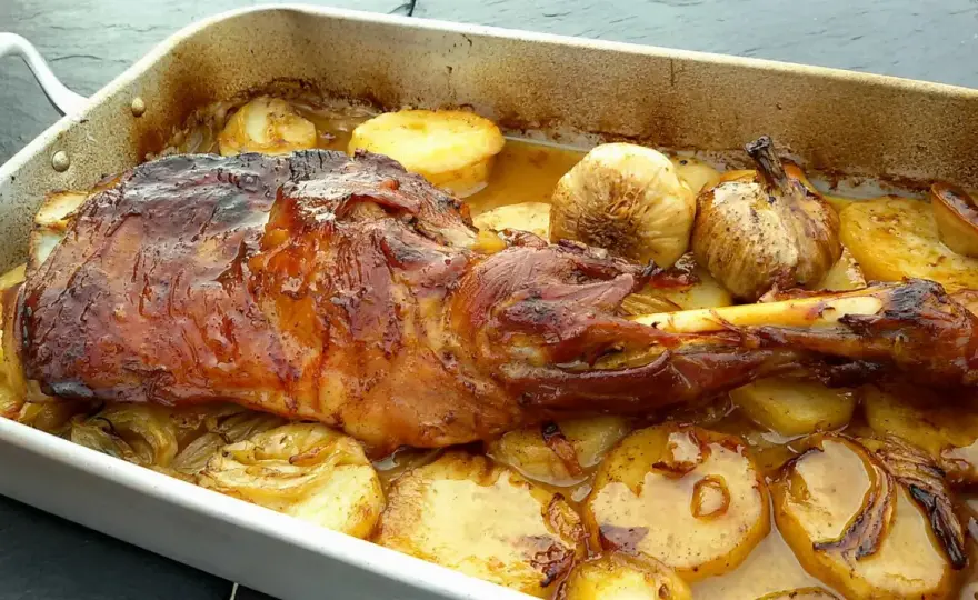 Paletilla de cordero al horno tierna y dorada