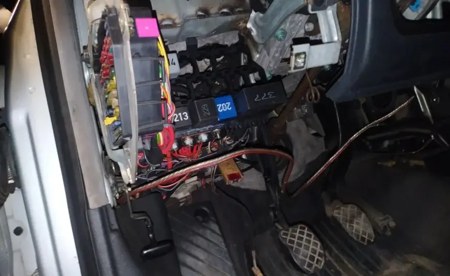 Audi A4 B6 bezpieczniki - Schemat, lokalizacja, wymiana