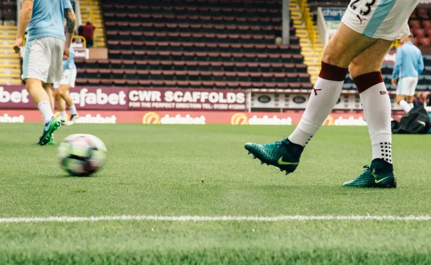 Angielskie kluby piłkarskie: Przewodnik po Premier League i Polakach