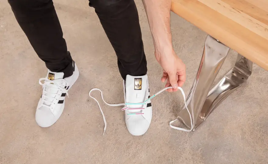 Jak wiązać sneakersy? Stylowe i praktyczne metody krok po kroku