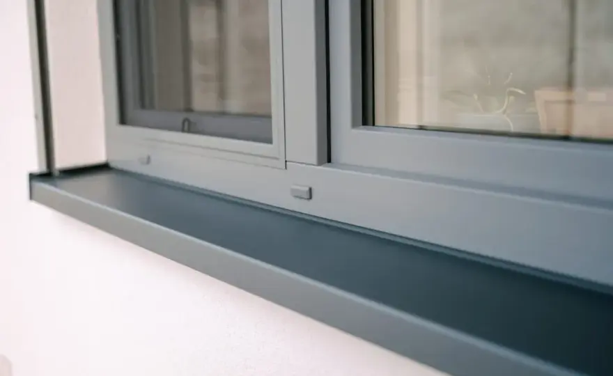 Parapet pod okno czy do okna: co wybrać dla lepszej izolacji?