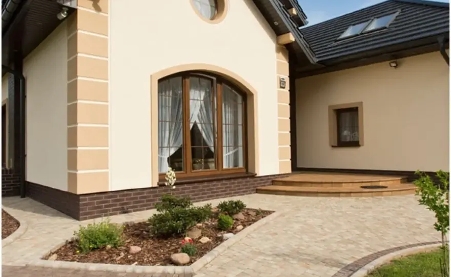 Jak wybrać idealną kostkę brukową do brązowego dachu? Praktyczne porady i inspiracje