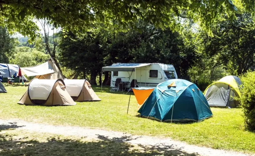 Gdzie pod namiot z dzieckiem? Najlepsze kempingi w Polsce dla rodzin