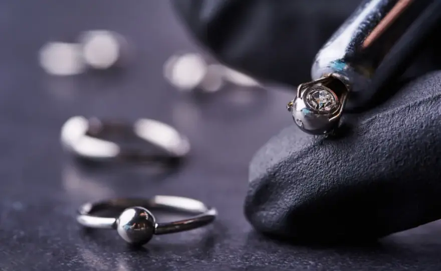 Co to jest piercing intymny? Fakty, które musisz znać przed decyzją