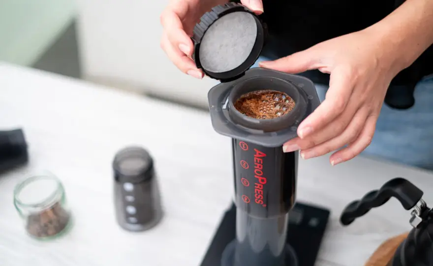 Aeropress kawa - Idealne parzenie krok po kroku. Sprawdź!