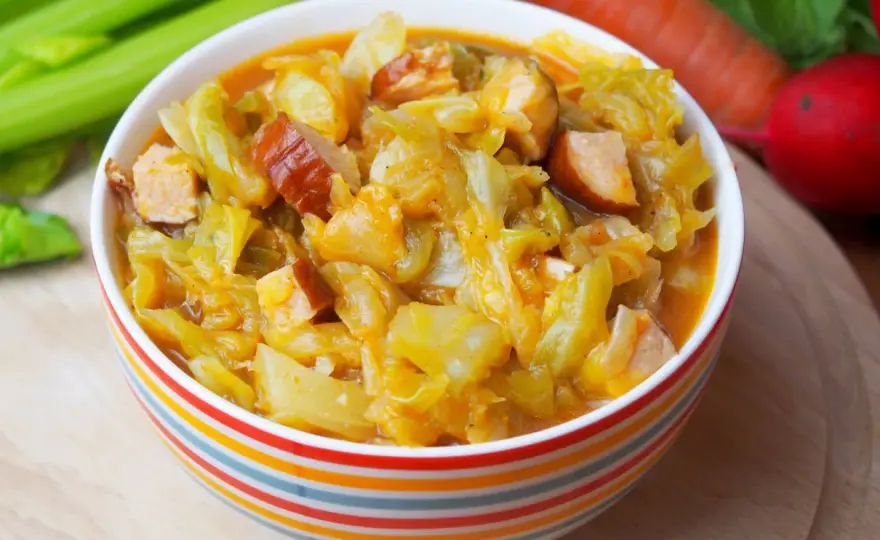 Bigos z młodej kapusty - szybki obiad z kiełbasą