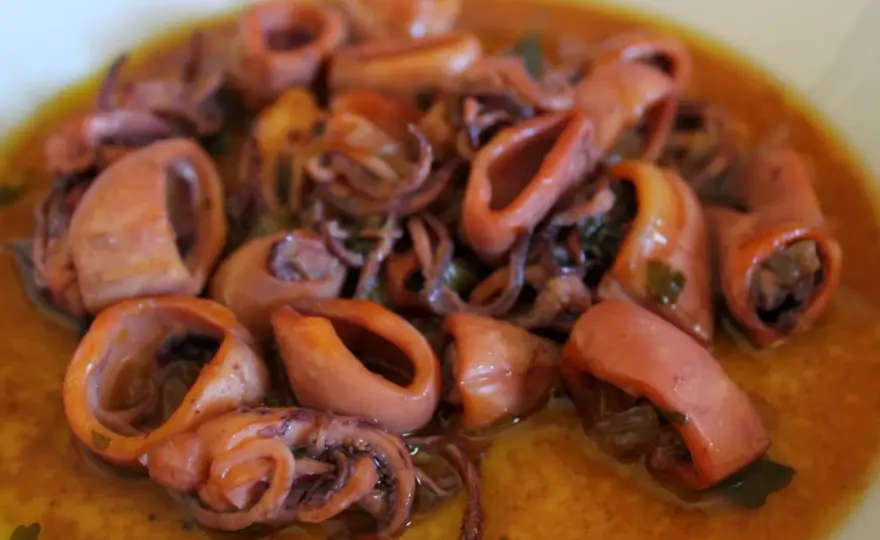 Calamares en salsa tiernos y sabrosos, receta casera