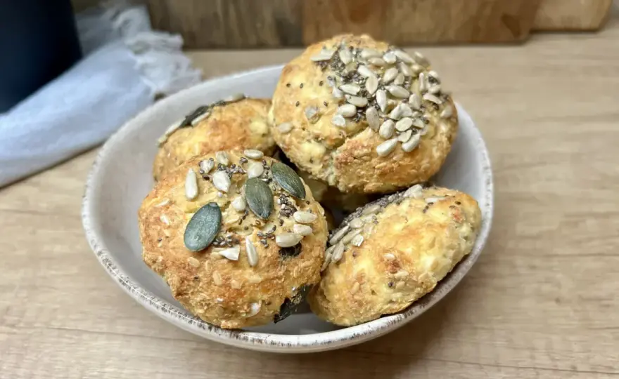 Keto bułki z mąki migdałowej - przepis i triki na idealną strukturę