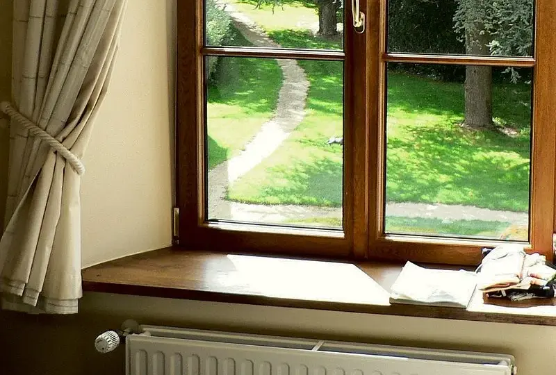 Drewniane parapety wewnętrzne: zalety, rodzaje i pielęgnacja