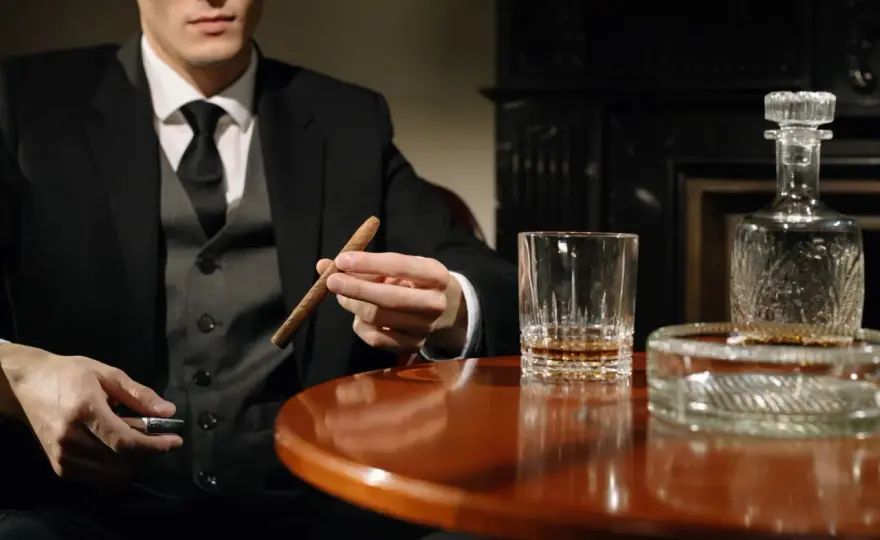 Jak dobrać whisky do cygara? Zasady i pary