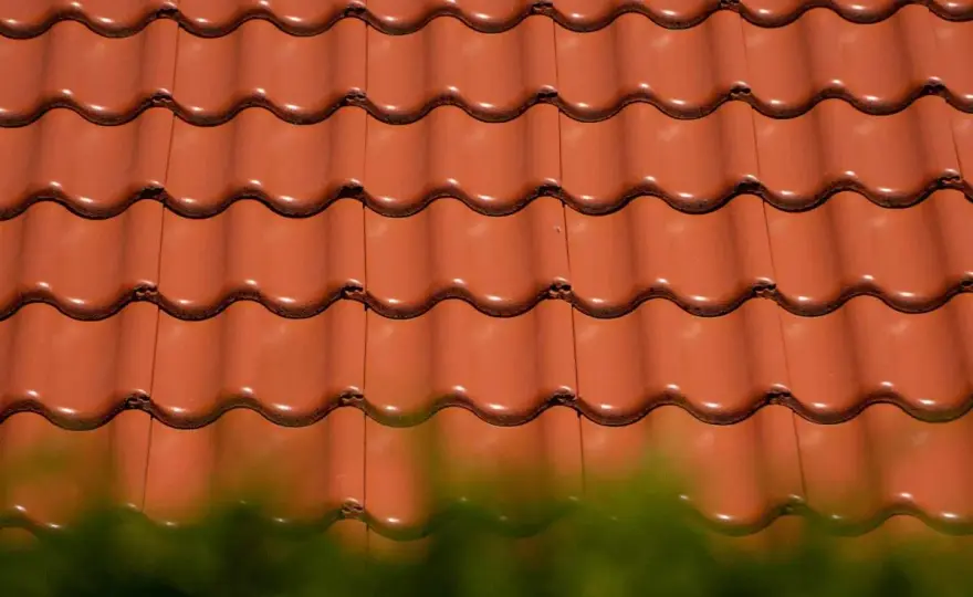 Cena dachówki ceramicznej za m2 - Ile naprawdę kosztuje Twój dach?