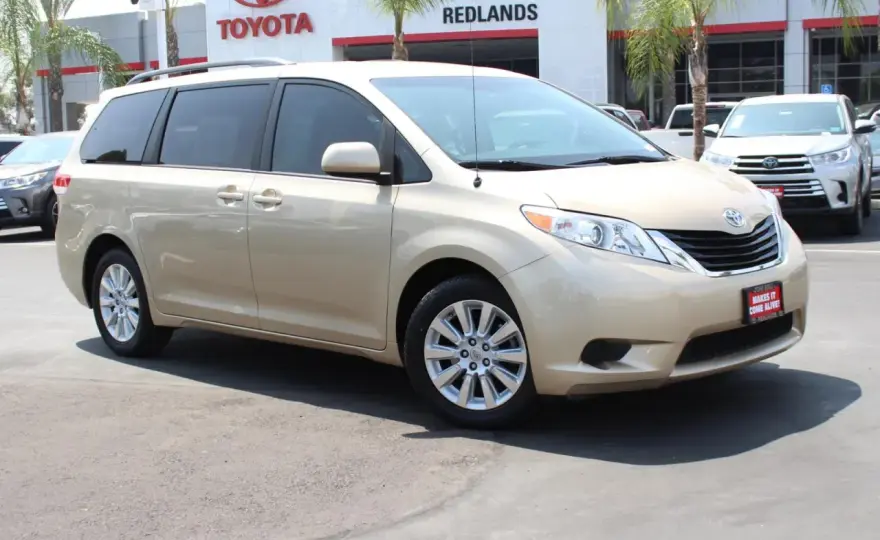 Toyota Sienna - Czy ten hybrydowy minivan ma sens w Polsce?