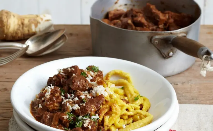 Gulasch marinieren - So wird es zart & aromatisch!